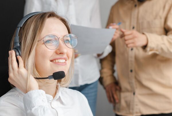 Profesional de atención telefónica con auricular