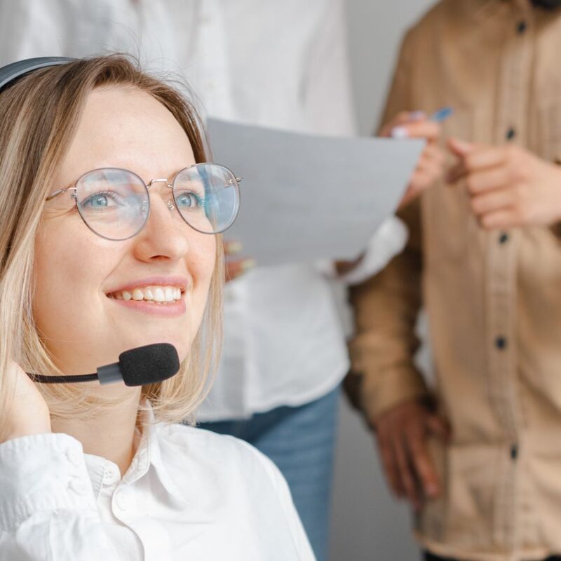 Profesional de atención telefónica con auricular