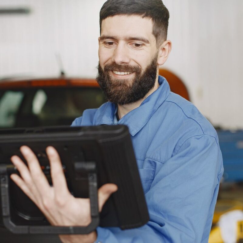 Técnico consultando una orden de trabajo en la tableta